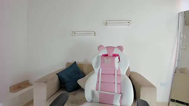 april smiith online show from 20, 10, 2025