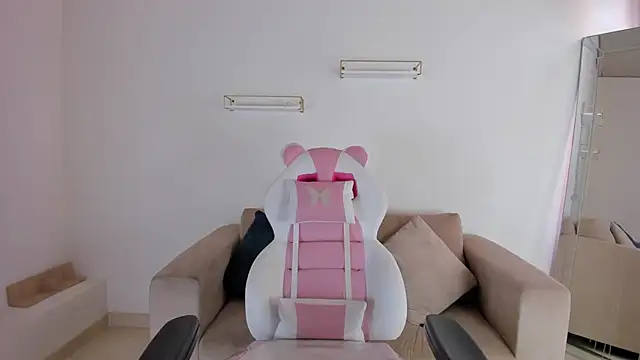 april smiith online show from 21, 10, 2025