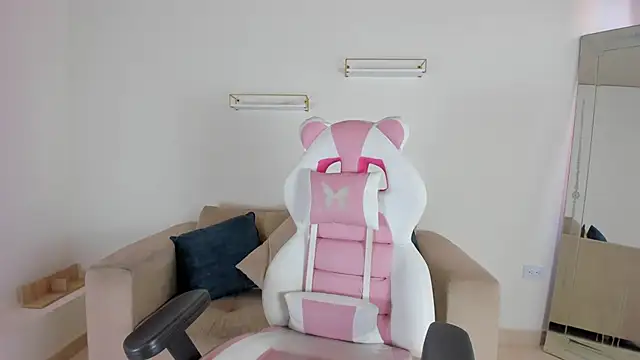 april smiith online show from 9, 10, 2025