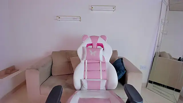 april smiith online show from 24, 10, 2025