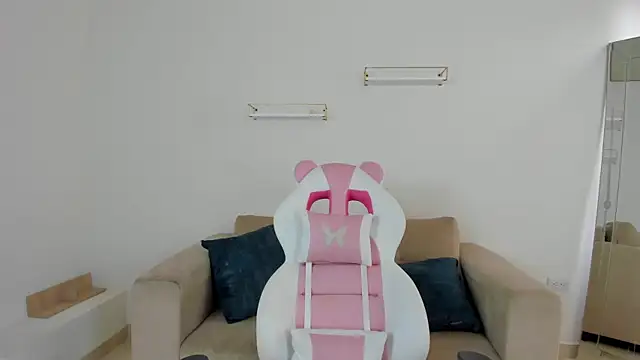 april smiith online show from 6, 11, 2025