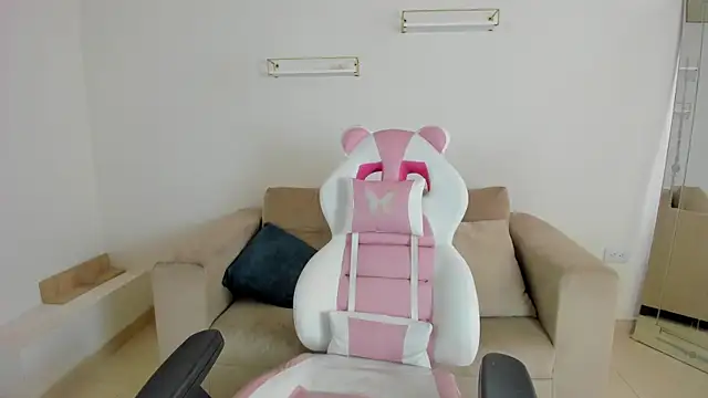 april smiith online show from 30, 10, 2025