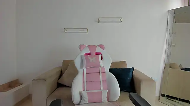 april smiith online show from 27, 10, 2025