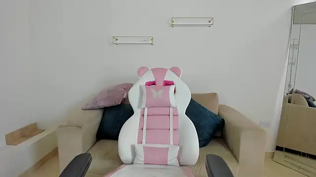 april smiith online show from 31, 10, 2025