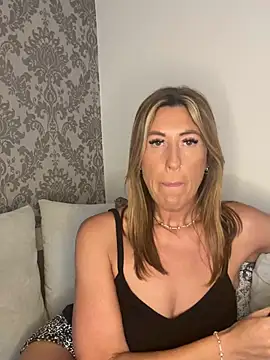 Snapshot of CurvyMILF_Sienna chatting on 11, 6, 2026 CurvyMILF Sienna online show from 11, 6, 2026