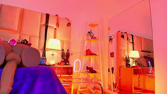 Violett Novoa online show from 10, 11, 2025