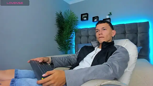 Snapshot of Thomas_moon chatting on 2, 3, 2026 Thomas moon online show from 2, 3, 2026