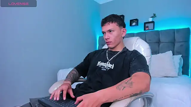 Snapshot of Thomas_moon chatting on 1, 2, 2026 Thomas moon online show from 1, 2, 2026