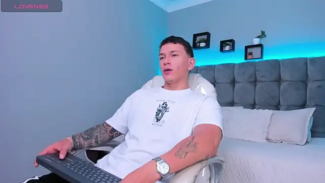 Snapshot of Thomas_moon chatting on 8, 2, 2026 Thomas moon online show from 8, 2, 2026