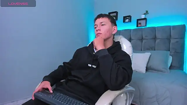 Snapshot of Thomas_moon chatting on 4, 2, 2026 Thomas moon online show from 4, 2, 2026