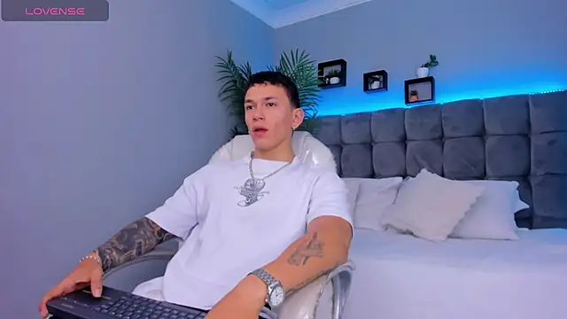 Snapshot of Thomas_moon chatting on 15, 2, 2026 Thomas moon online show from 15, 2, 2026