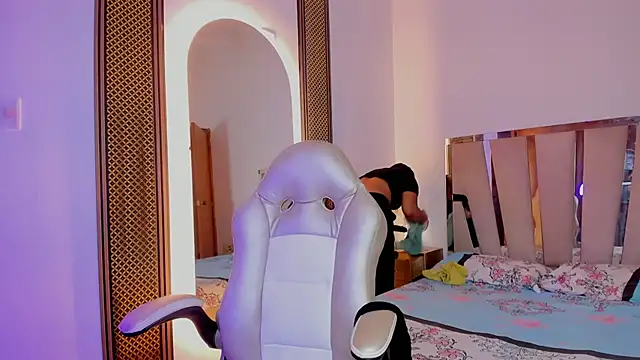 Elowen Clark online show from 25, 11, 2025