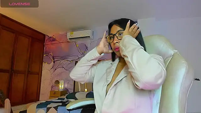 Elowen Clark online show from 18, 10, 2025