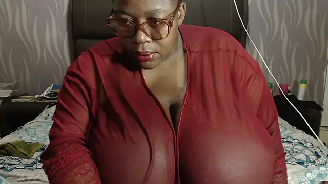 Snapshot of BoobsQueen46K chatting on 27, 11, 2025 BoobsQueen46K online show from 27, 11, 2025