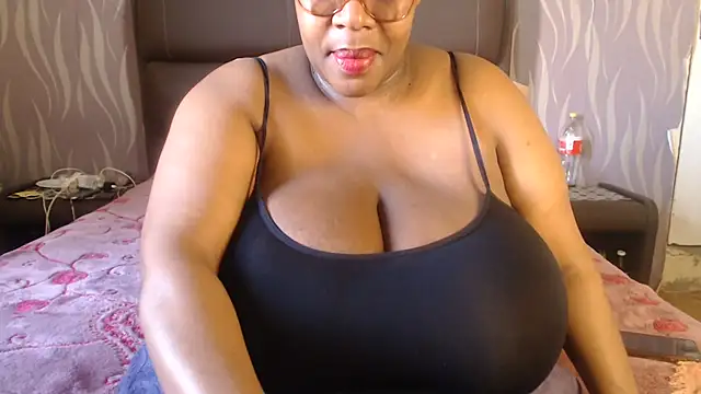 Snapshot of BoobsQueen46K chatting on 6, 7, 2026 BoobsQueen46K online show from 6, 7, 2026