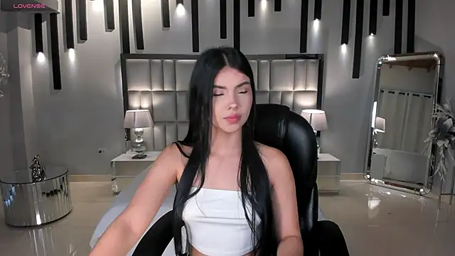 MiaLaurence online show from 24, 5, 2026