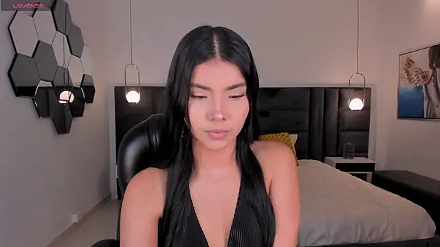Snapshot of MiaLaurence chatting on 12, 7, 2026 MiaLaurence online show from 12, 7, 2026