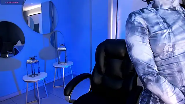 MiaLaurence online show from 2, 11, 2025