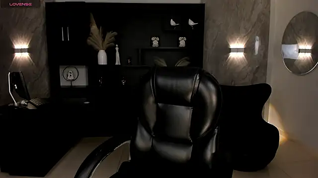 MiaLaurence online show from 29, 3, 2026