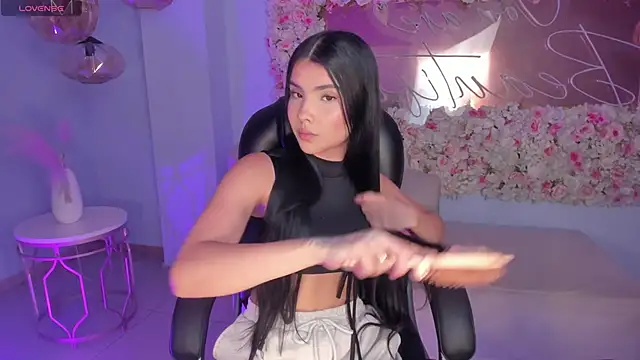 MiaLaurence online show from 27, 4, 2026