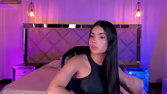 MiaLaurence online show from 9, 5, 2026