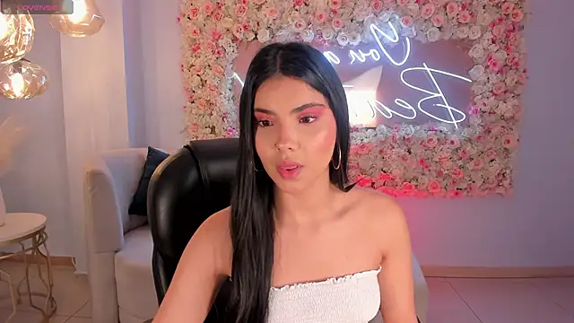 MiaLaurence online show from 5, 10, 2025