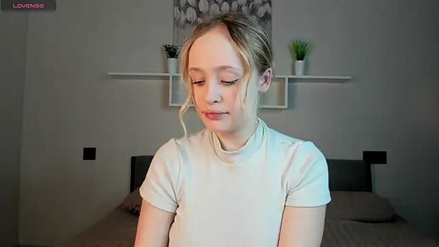 Snapshot of Julliakoill chatting on 4, 11, 2025 Julliakoill online show from 4, 11, 2025