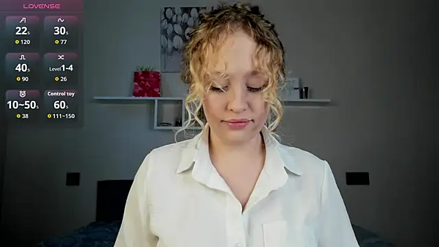 Snapshot of Julliakoill chatting on 14, 12, 2025 Julliakoill online show from 14, 12, 2025