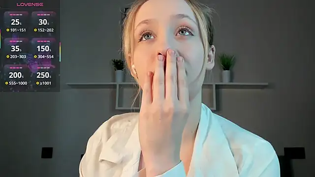 Snapshot of Julliakoill chatting on 5, 11, 2025 Julliakoill online show from 5, 11, 2025