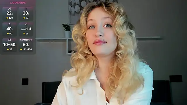 Snapshot of Julliakoill chatting on 28, 11, 2025 Julliakoill online show from 28, 11, 2025