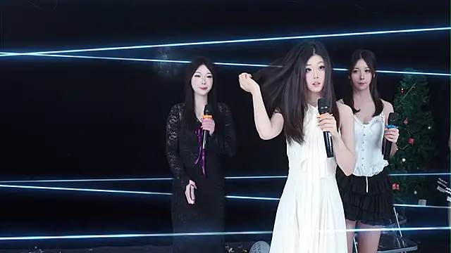 EYgirl222 online show from 10, 1, 2026