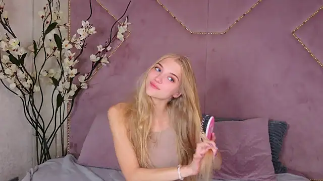 Snapshot of 4example_Chloe chatting on 28, 9, 2025 4example Chloe online show from 28, 9, 2025