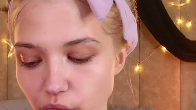 4example Chloe online show from 17, 4, 2026