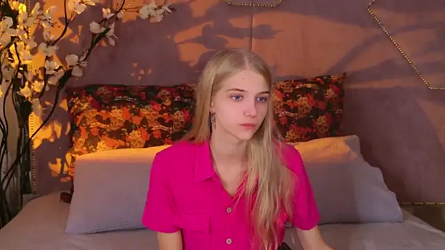 Snapshot of 4example_Chloe chatting on 27, 10, 2025 4example Chloe online show from 27, 10, 2025