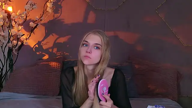 Snapshot of 4example_Chloe chatting on 6, 10, 2025 4example Chloe online show from 6, 10, 2025