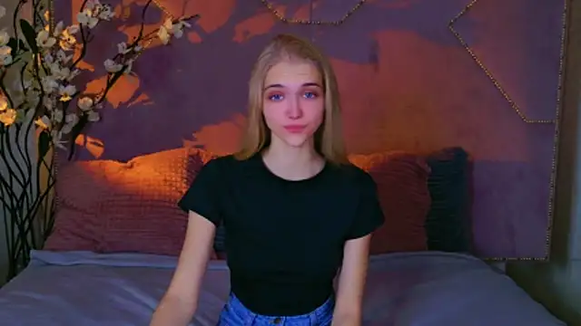 Snapshot of 4example_Chloe chatting on 15, 10, 2025 4example Chloe online show from 15, 10, 2025