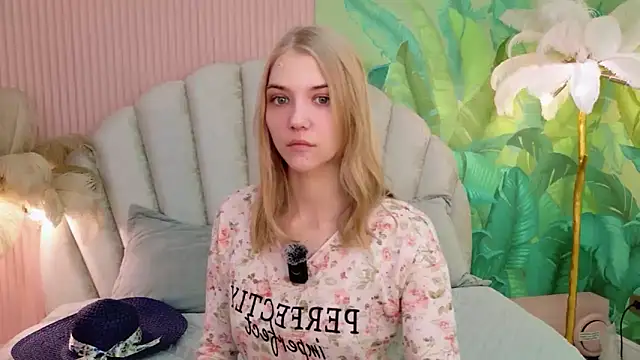 Snapshot of 4example_Chloe chatting on 21, 6, 2026 4example Chloe online show from 21, 6, 2026