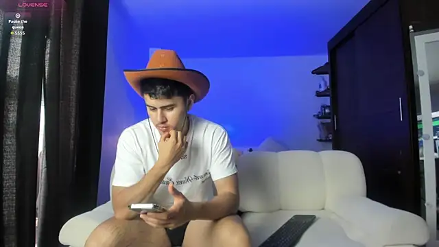 Snapshot of twinguys chatting on 17, 10, 2025 twinguys online show from 17, 10, 2025