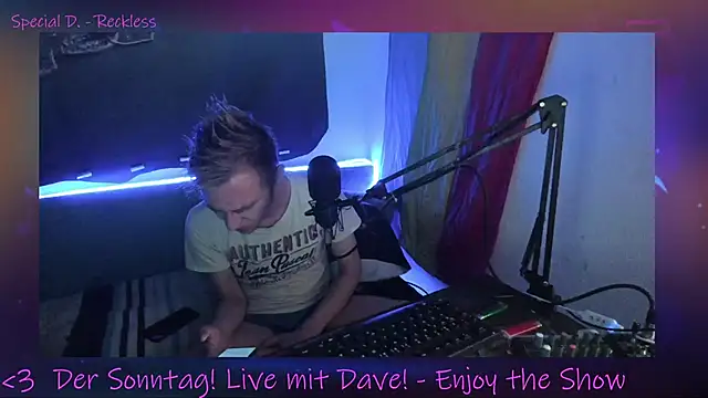 Snapshot of DaveLindau chatting on 28, 9, 2025 DaveLindau online show from 28, 9, 2025