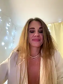 LucieMack online show from 4, 10, 2025