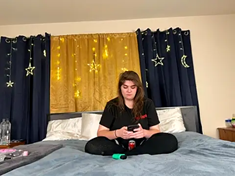 Snapshot of Eliza_Kennedy chatting on 4, 12, 2025 Eliza Kennedy online show from 4, 12, 2025