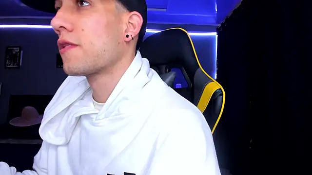 Snapshot of alexgiraldo__ chatting on 28, 9, 2025 alexgiraldo online show from 28, 9, 2025