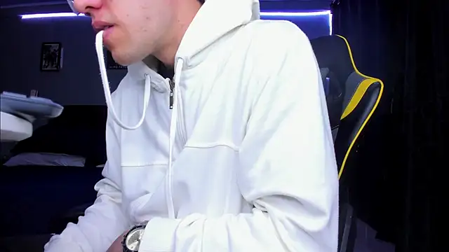 Snapshot of alexgiraldo__ chatting on 28, 10, 2025 alexgiraldo online show from 28, 10, 2025