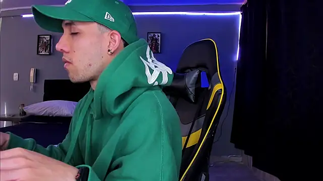 Snapshot of alexgiraldo__ chatting on 15, 10, 2025 alexgiraldo online show from 15, 10, 2025