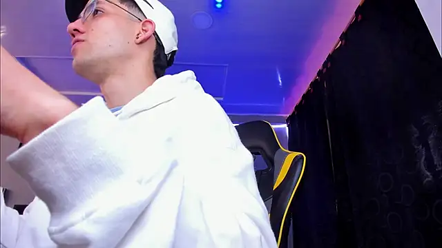 Snapshot of alexgiraldo__ chatting on 21, 11, 2025 alexgiraldo online show from 21, 11, 2025