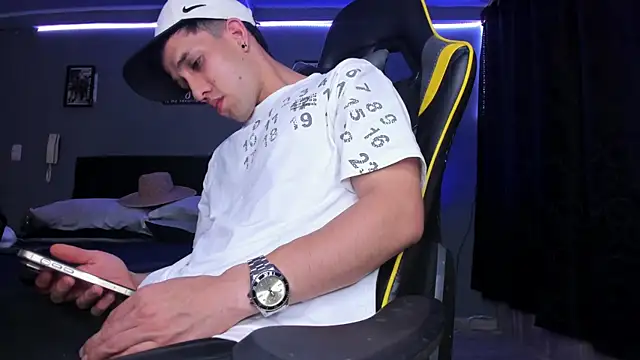 Snapshot of alexgiraldo__ chatting on 5, 10, 2025 alexgiraldo online show from 5, 10, 2025