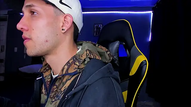 Snapshot of alexgiraldo__ chatting on 14, 10, 2025 alexgiraldo online show from 14, 10, 2025