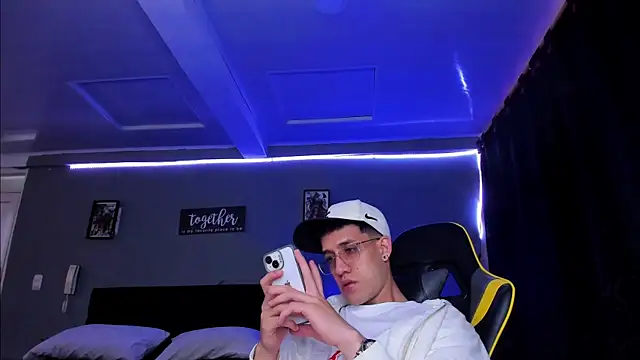 Snapshot of alexgiraldo__ chatting on 7, 11, 2025 alexgiraldo online show from 7, 11, 2025