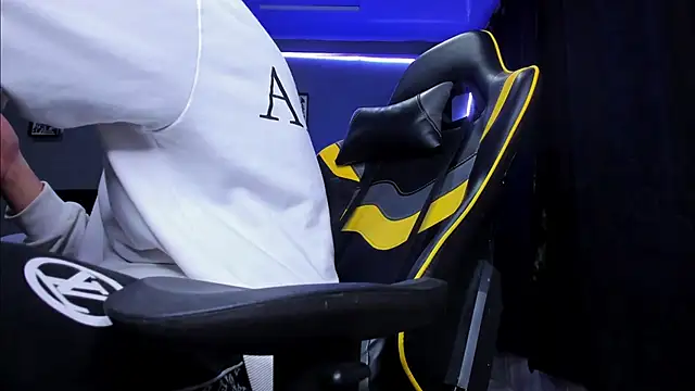 Snapshot of alexgiraldo__ chatting on 5, 11, 2025 alexgiraldo online show from 5, 11, 2025