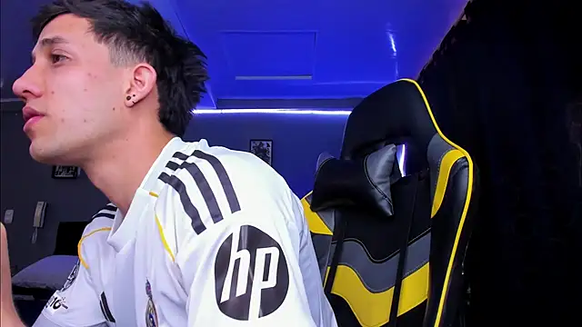 Snapshot of alexgiraldo__ chatting on 13, 11, 2025 alexgiraldo online show from 13, 11, 2025